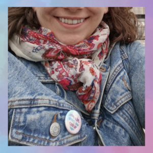 Chapa redonda «Me Quiero», con diseño gráfico en tonos turquesa, rosa y morado.