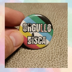 Chapa redonda «Orgullo Disca», con diseño multicolor de orgullo y diversidad.