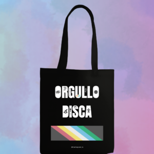 Tote bag negra «Orgullo Disca», con diseño multicolor de orgullo y diversidad.