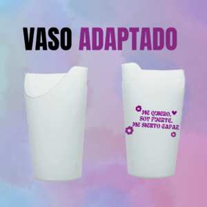 Vaso adaptado «Me Quiero», con diseño gráfico multicolor y tapa adaptada.